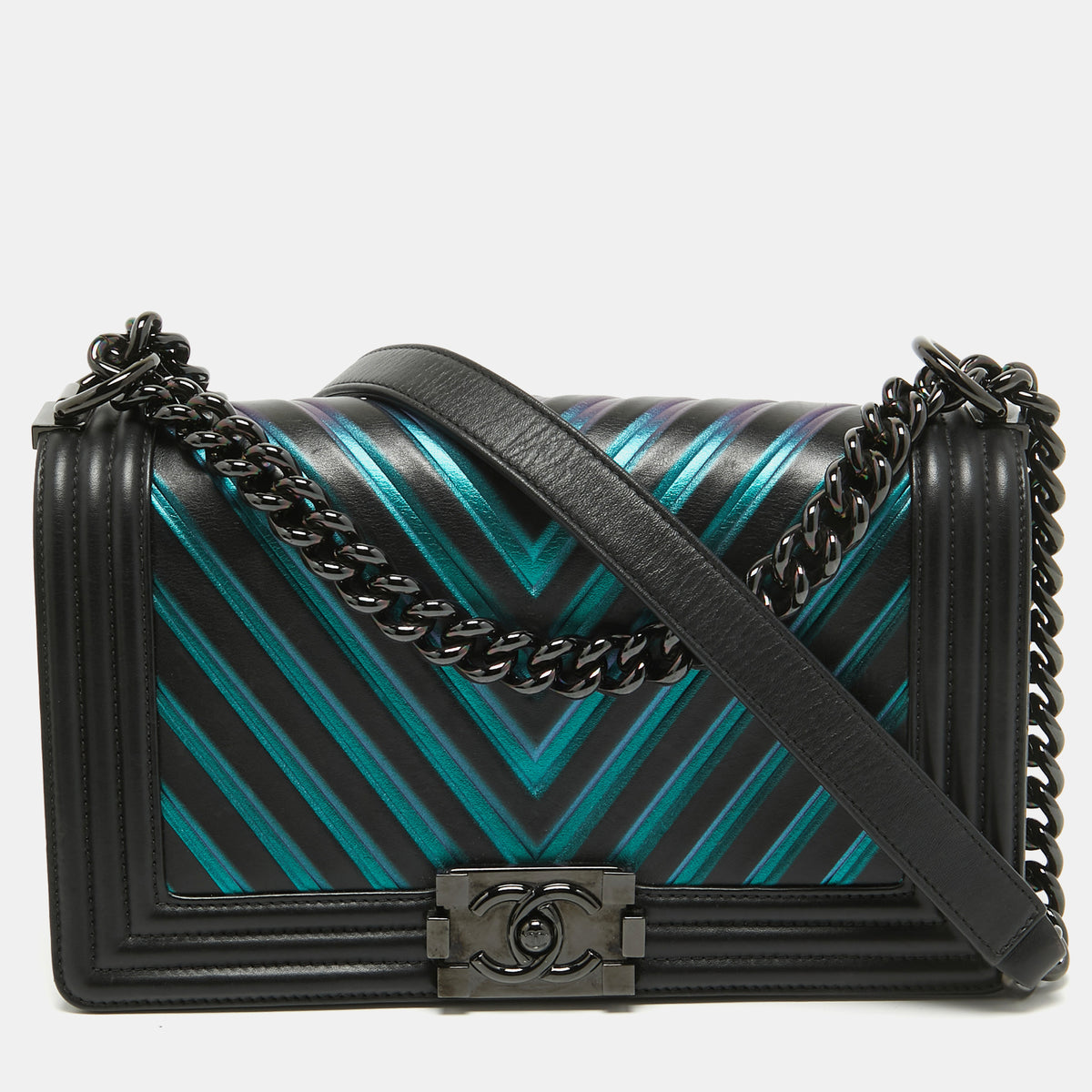 Chanel src:http://cdn.theluxurycloset.com/uploads/products/full/luxury-women-chanel-used-handbags-p919553-002.jpg