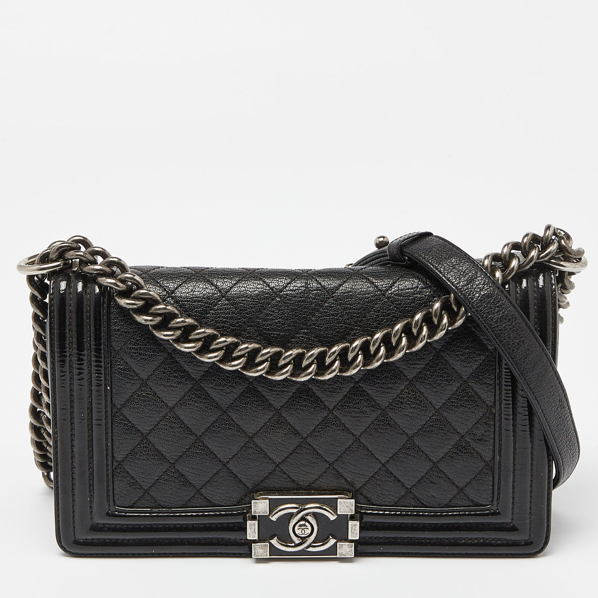 Chanel src:http://cdn.theluxurycloset.com/uploads/products/full/luxury-women-chanel-used-handbags-p992744-007.jpg