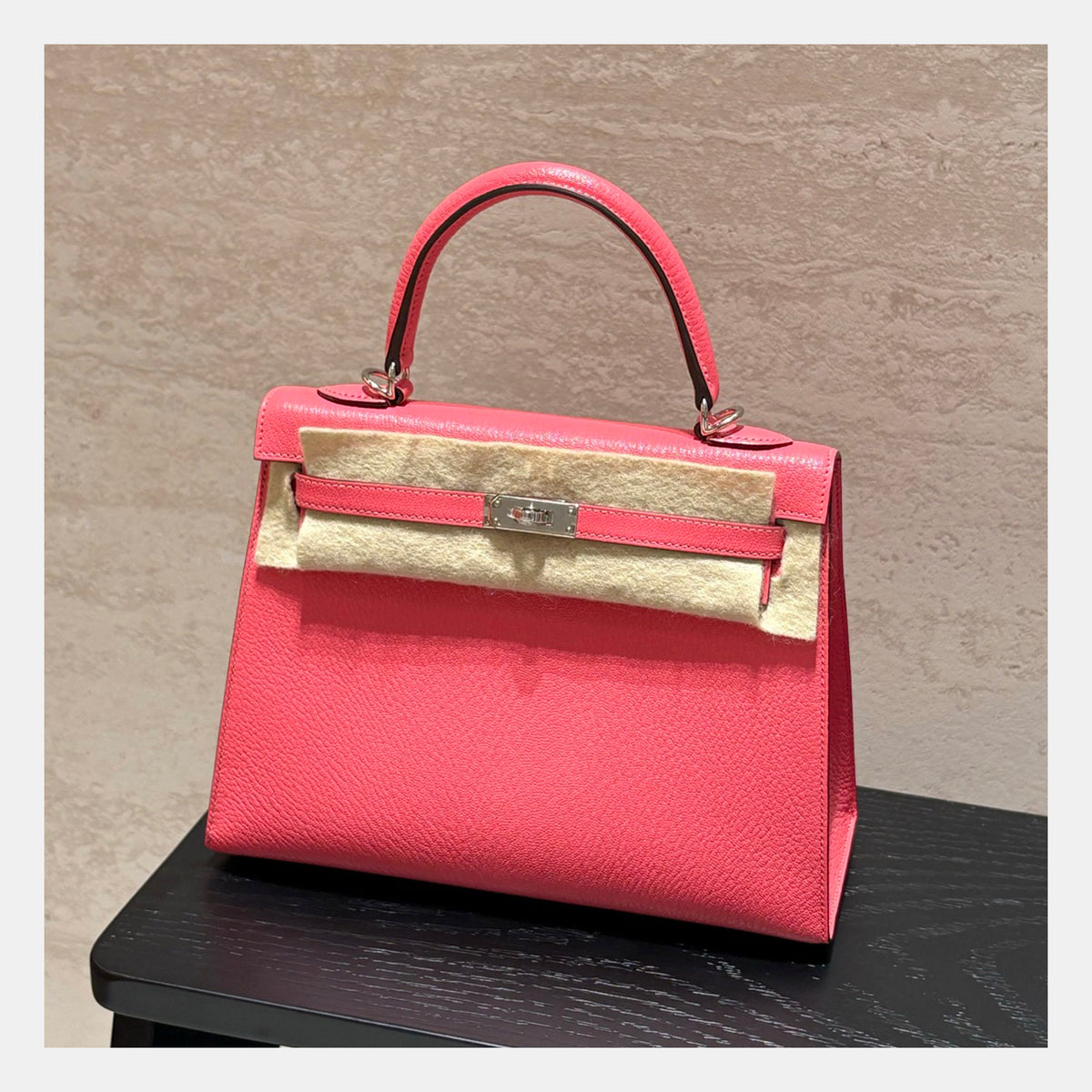 Hermès src:http://cdn.theluxurycloset.com/uploads/products/full/luxury-women-hermes-new-handbags-p1364004-004.jpg