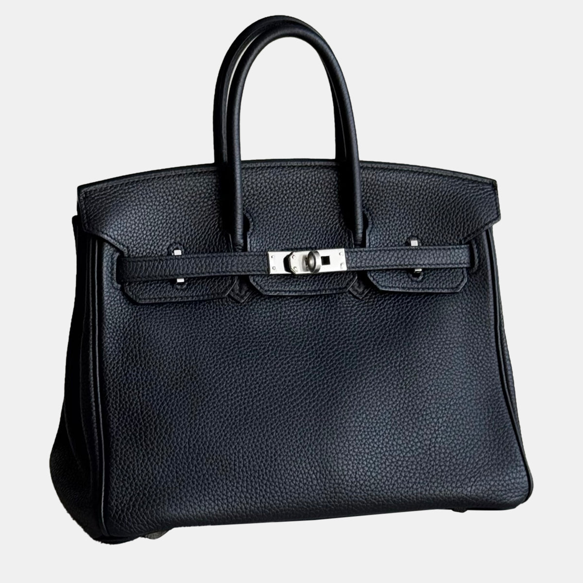 Hermès src:http://cdn.theluxurycloset.com/uploads/products/full/luxury-women-hermes-used-handbags-p1334231-007.jpg