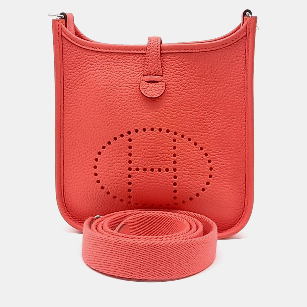 Hermès src:http://cdn.theluxurycloset.com/uploads/products/full/luxury-women-hermes-used-handbags-p1373442-004.jpg