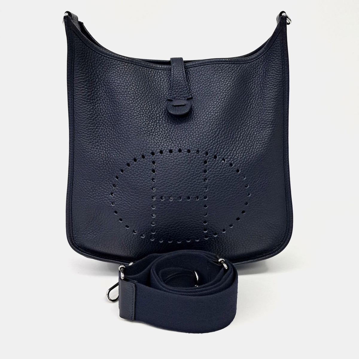 Hermès src:http://cdn.theluxurycloset.com/uploads/products/full/luxury-women-hermes-used-handbags-p1414412-006.jpg