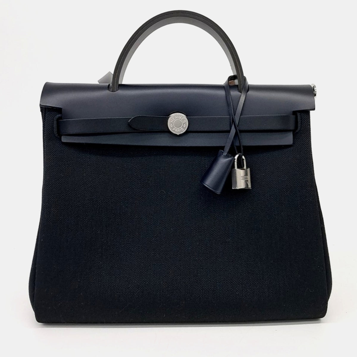Hermès src:http://cdn.theluxurycloset.com/uploads/products/full/luxury-women-hermes-used-handbags-p1433962-003.jpg