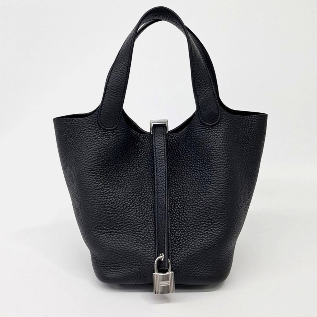 Hermès src:http://cdn.theluxurycloset.com/uploads/products/full/luxury-women-hermes-used-handbags-p1453819-002.jpg