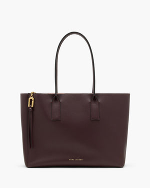 src:https://media.marcjacobs.com/match/product_style_code/2p6htt019h01/nrf/935/sequence/main/