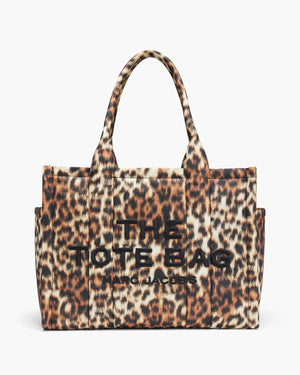 src:https://media.marcjacobs.com/match/product_style_code/2f6htt016h02/nrf/201/sequence/main/
